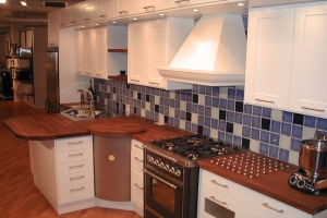 Küche im Ladhausstil gefertigt mit einer Jatobaplatte