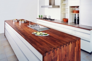 Wasch- und Arbeitsbereich in der Küche mit einer Massivholzplatte aus Nussbaum
