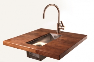 Spülbecken – flächenbündiger Einbau mit einer Massivholzplatte aus Nussbaum