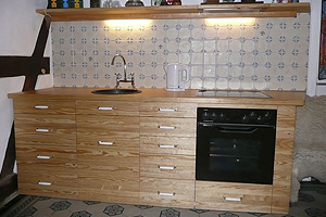 Vollholzküche (Arbeitsplatte und die Front) in Pitch pine.