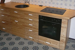 Vollholzküche (Arbeitsplatte und die Front) in Pitch pine.